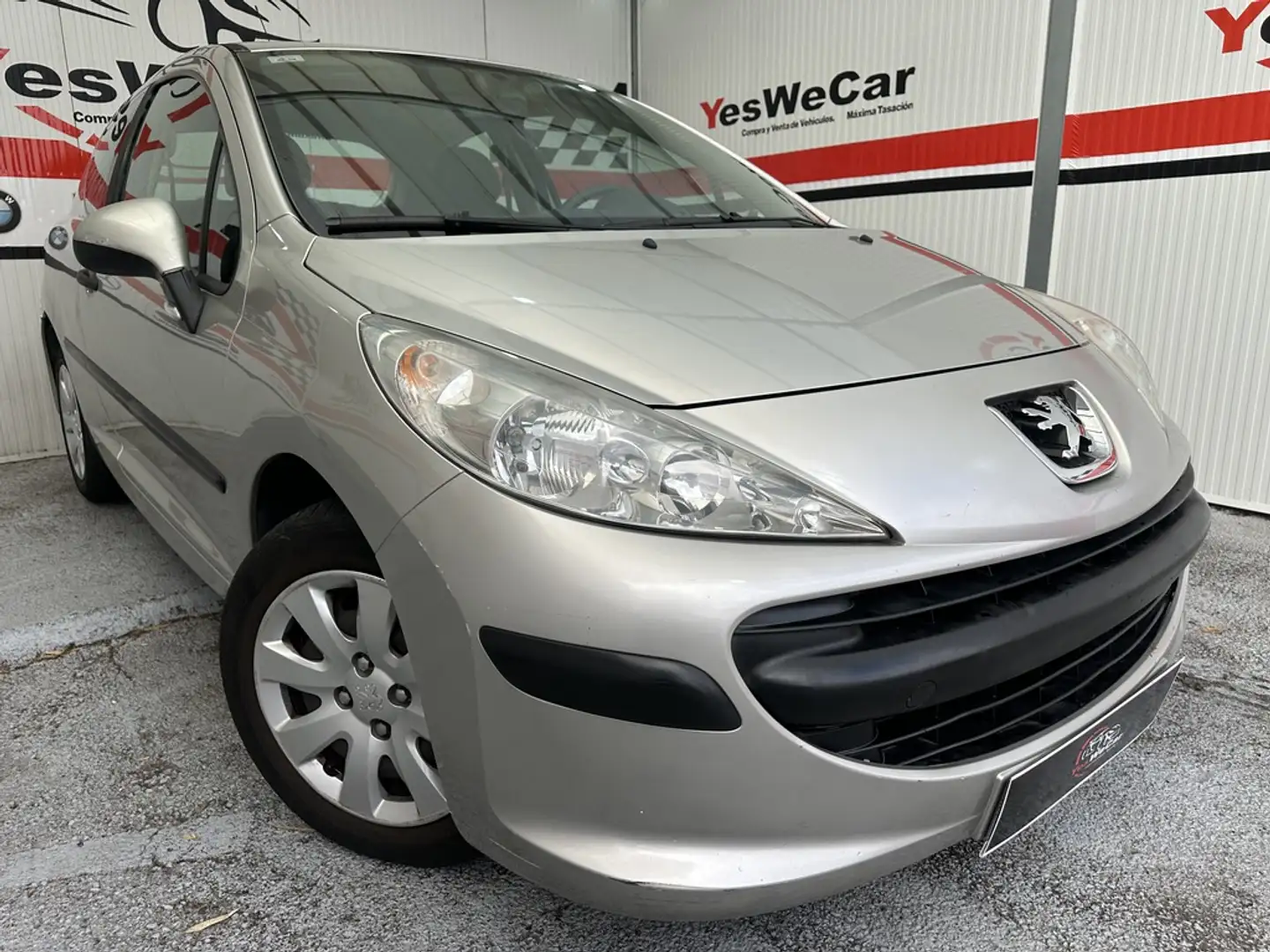 Peugeot 207 1.4i Confort 75 Silber - 1