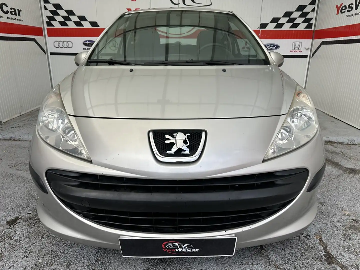 Peugeot 207 1.4i Confort 75 Silber - 2