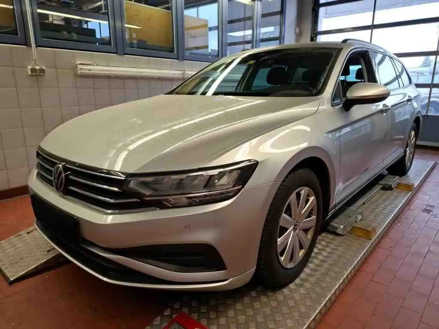 Volkswagen Passat Variant 2.0 TDI CONCEPT *LED *RKAM *NAVI *SHZ * Zilver - 2
