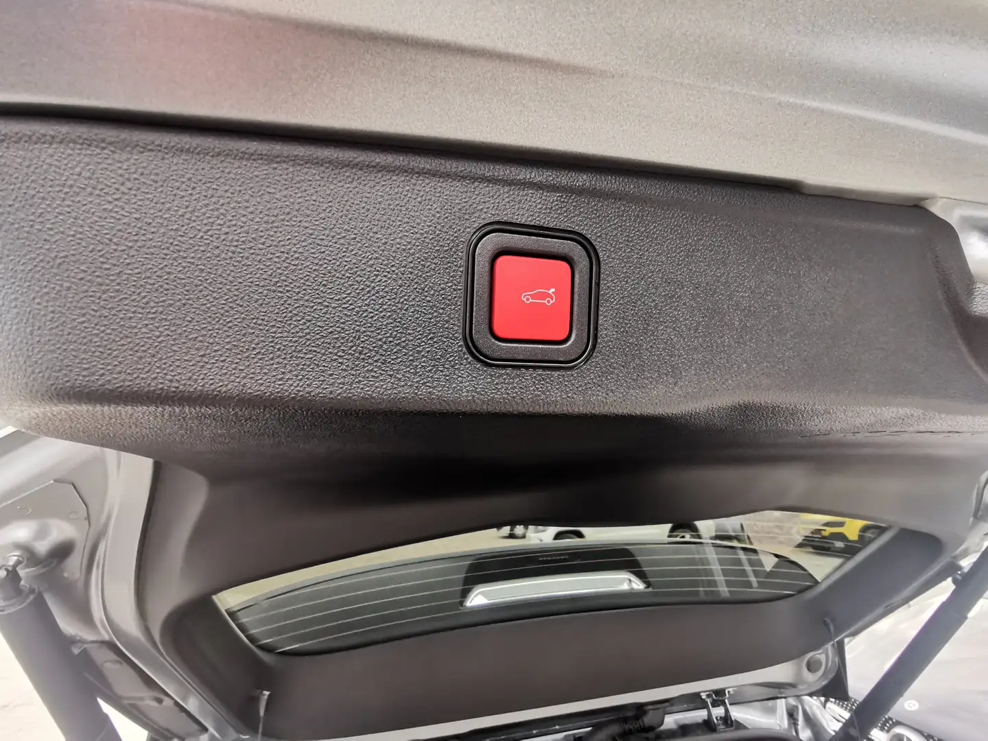 Jeep Avenger 1.2 e-Hybrid Summit e-DCT6 Grau - 2