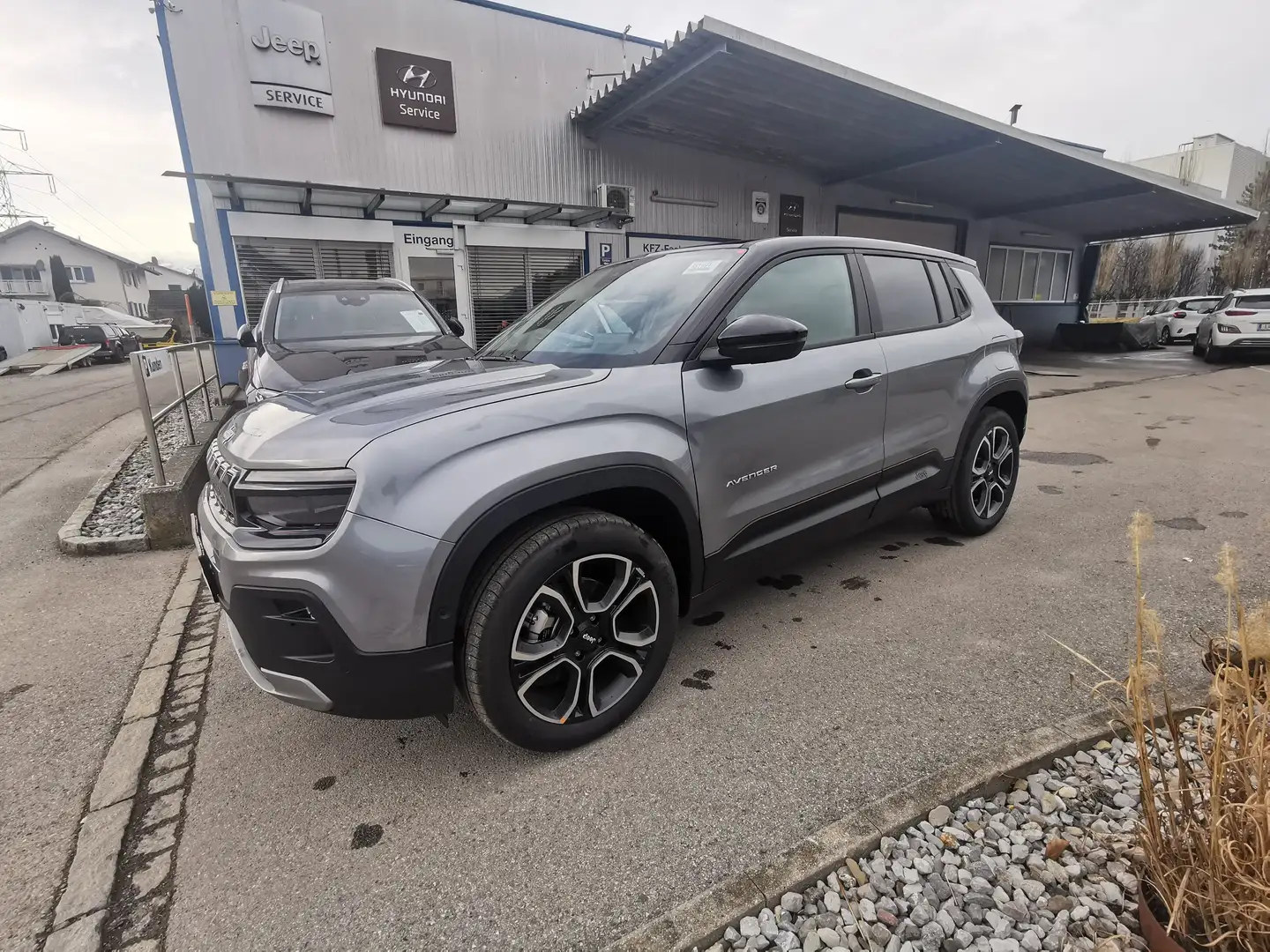 Jeep Avenger 1.2 e-Hybrid Summit e-DCT6 Grau - 1