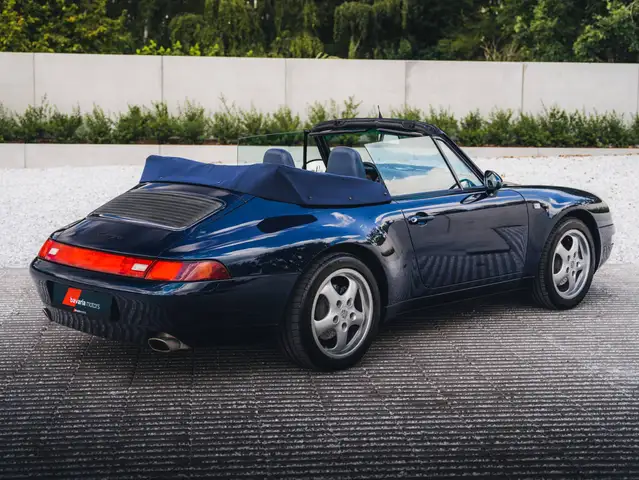 Porsche 911 view 6