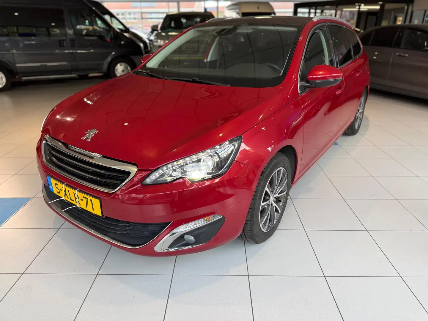 Peugeot 308 SW 1.2 PureTech Allure Rood - 2