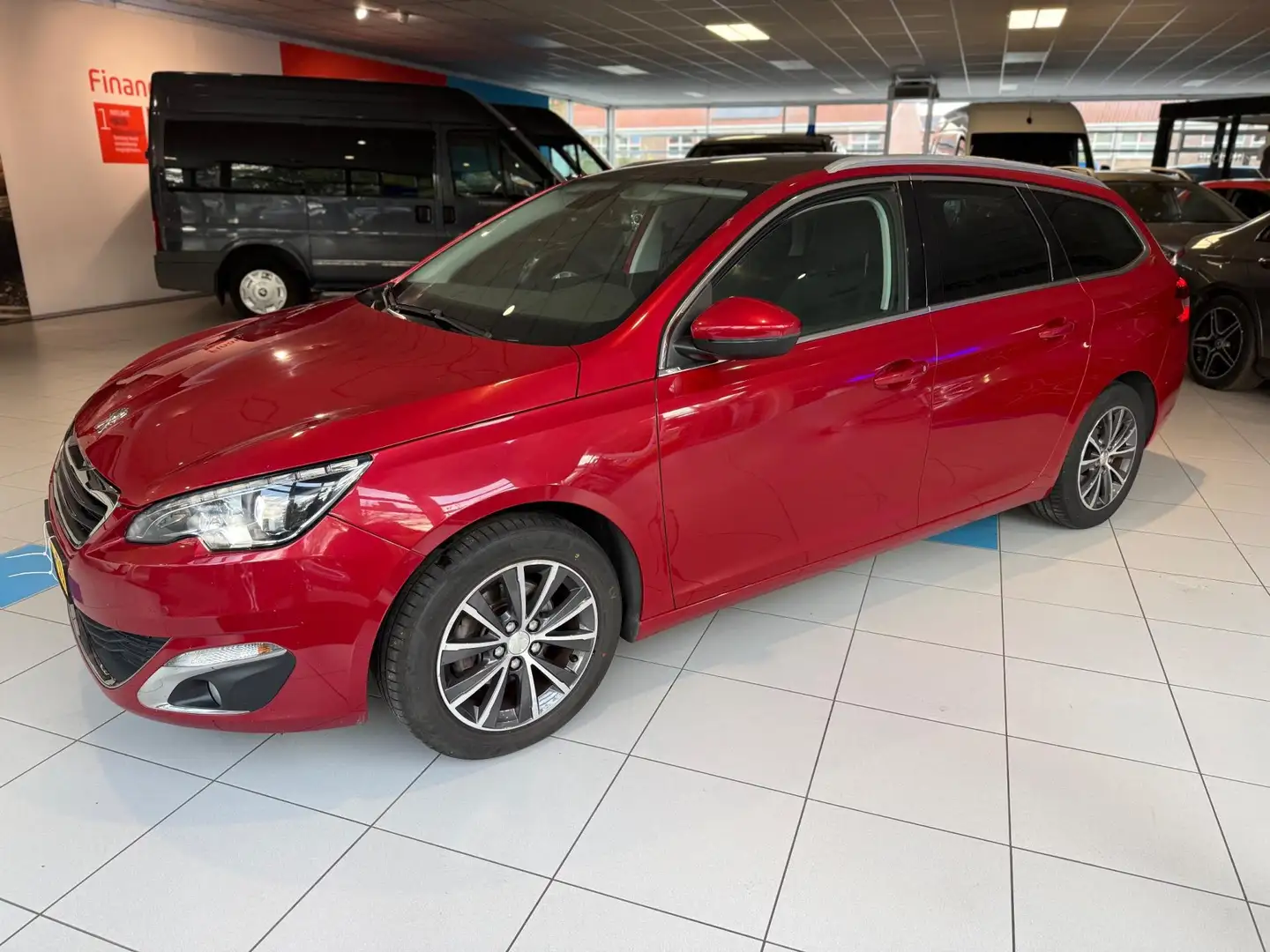 Peugeot 308 SW 1.2 PureTech Allure Rood - 1