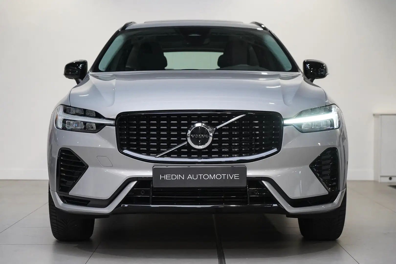Volvo XC60 T6 Plug-in hybrid AWD Plus Dark | 2250 kg Trekgewi Grijs - 2