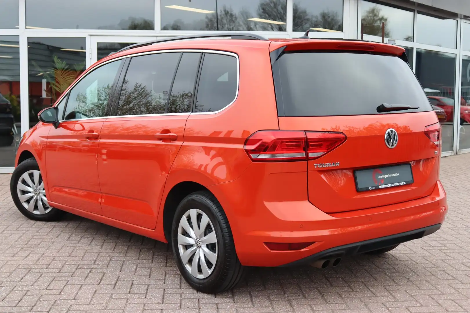 Volkswagen Touran 1.4 TSI | HIGHLINE | DSG | 1e EIGENAAR | CLIMA | 7 Oranje - 2