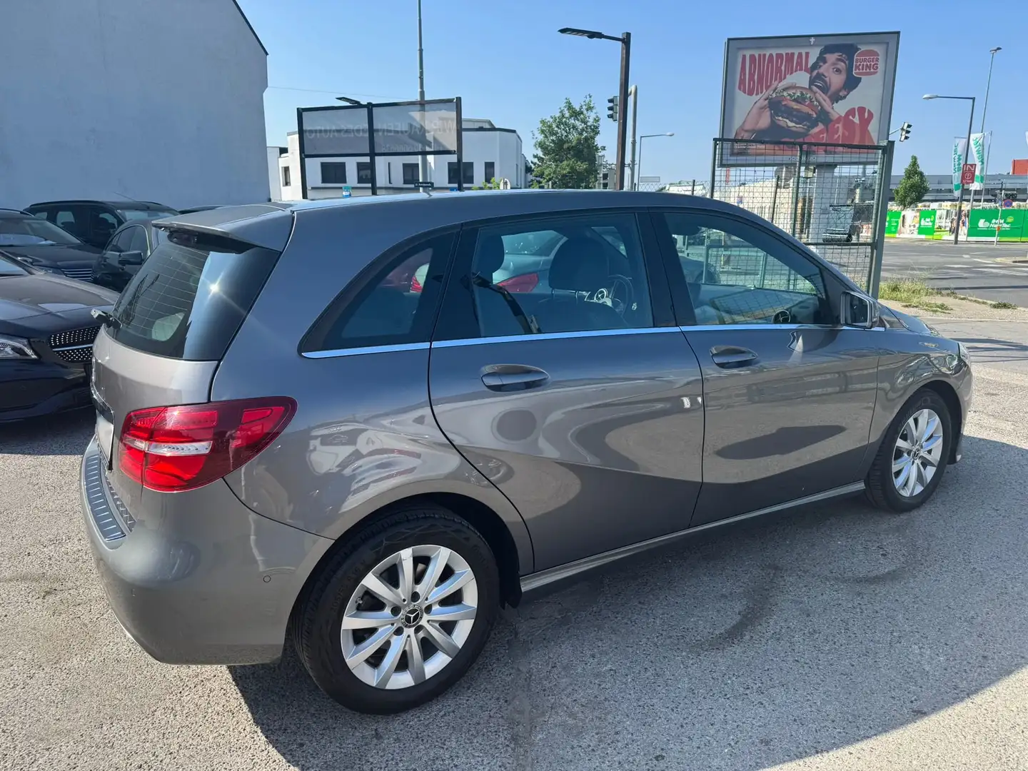 Mercedes-Benz B 180 d Autom. (Hagelschaden !!) Parkhilfe Sitzheiz LED Šedá - 2