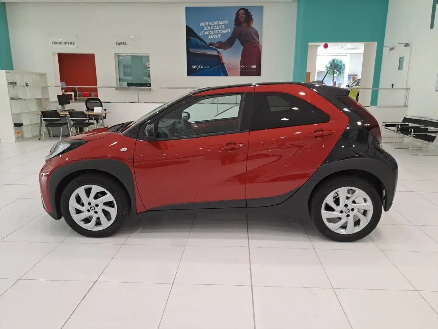 Toyota Aygo X 1.0B (72 CV) Trend S-CVT Roşu - 2
