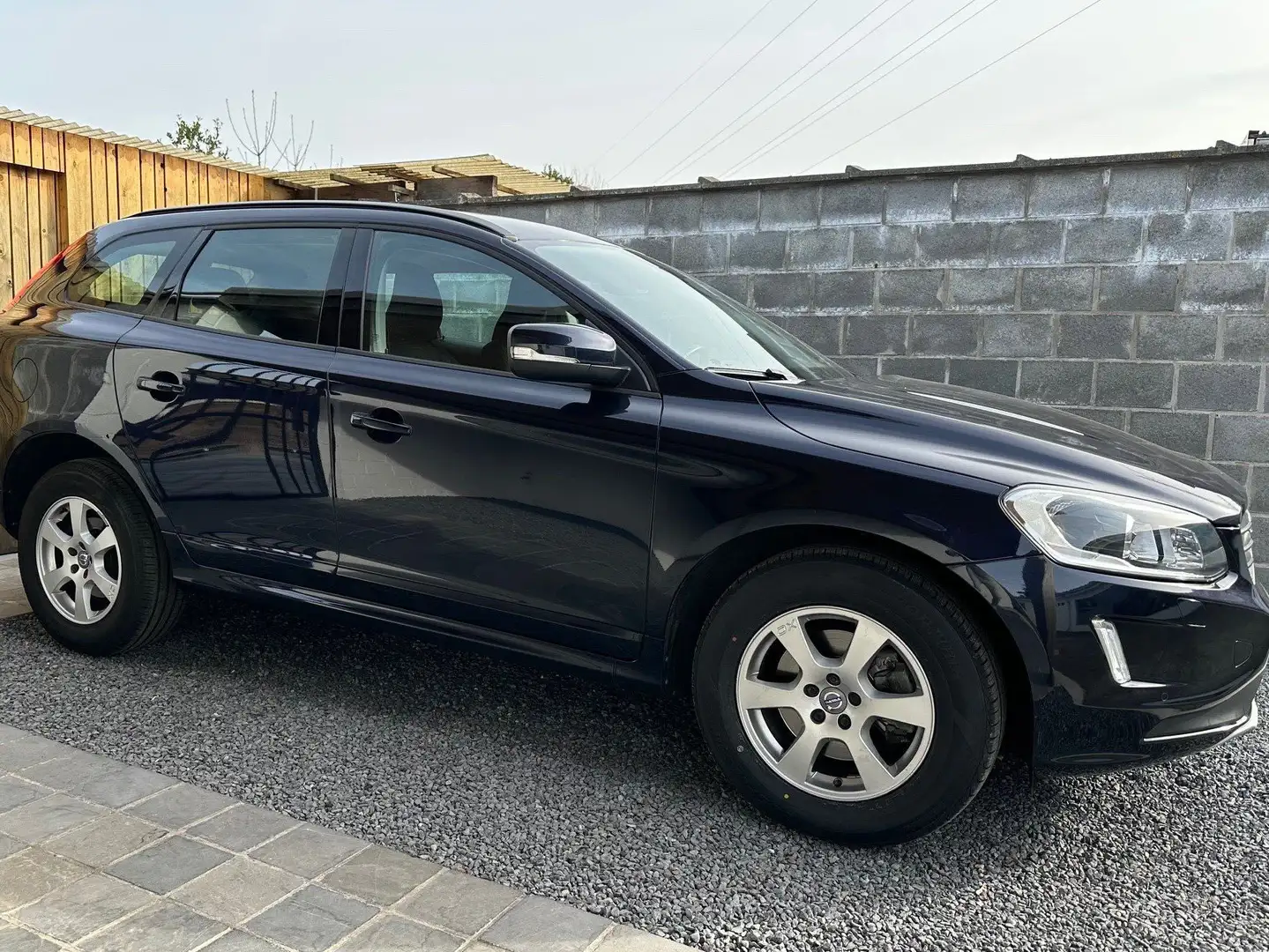 Volvo XC60 2.0 D3 Momentum Geartronic Xenon Navi BT Pdc - 1