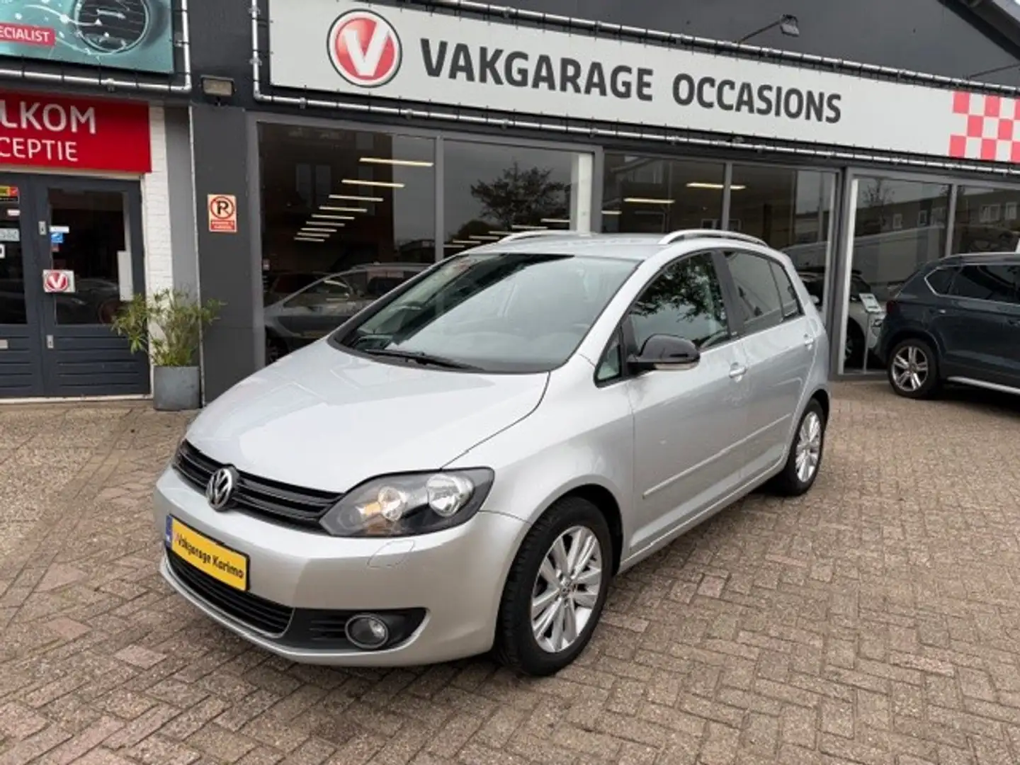 Volkswagen Golf Plus 1.2 TSI Highline BlueMotion Grijs - 2