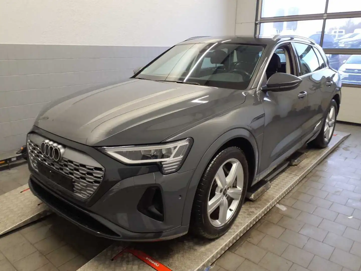 Audi Q8 e-tron 55 AHK Memory Matrix Kamera Sitzh Navi ACC AHK Grau - 2
