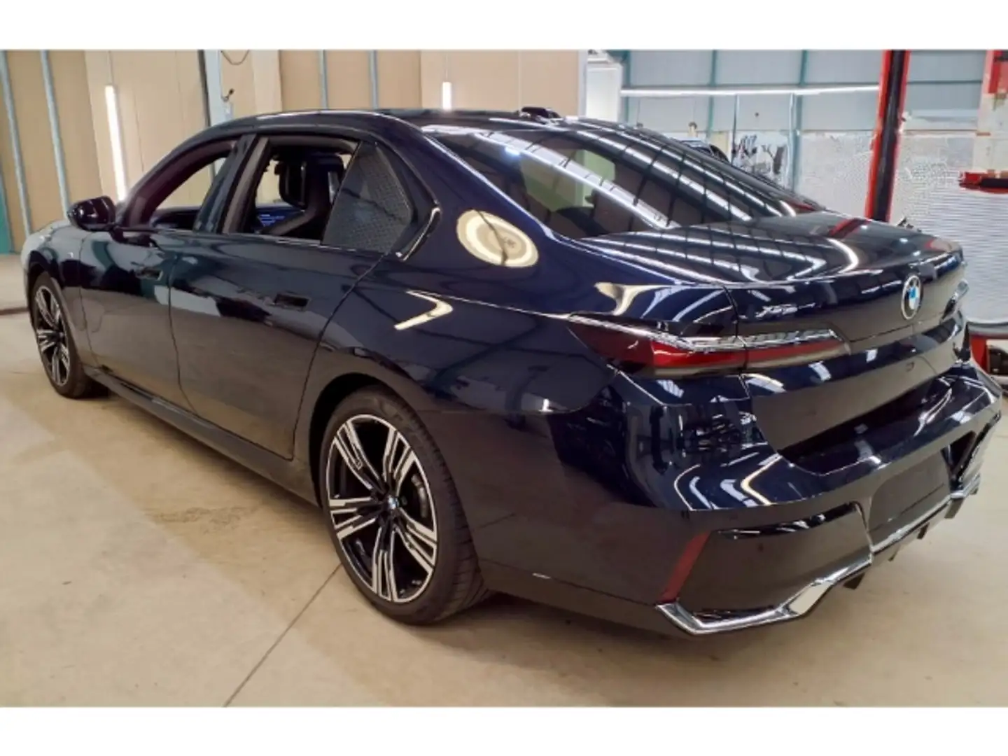 BMW 740 d xDrive M Sport 21'' PanoSky IconGl MF-Sitze Akti Schwarz - 2