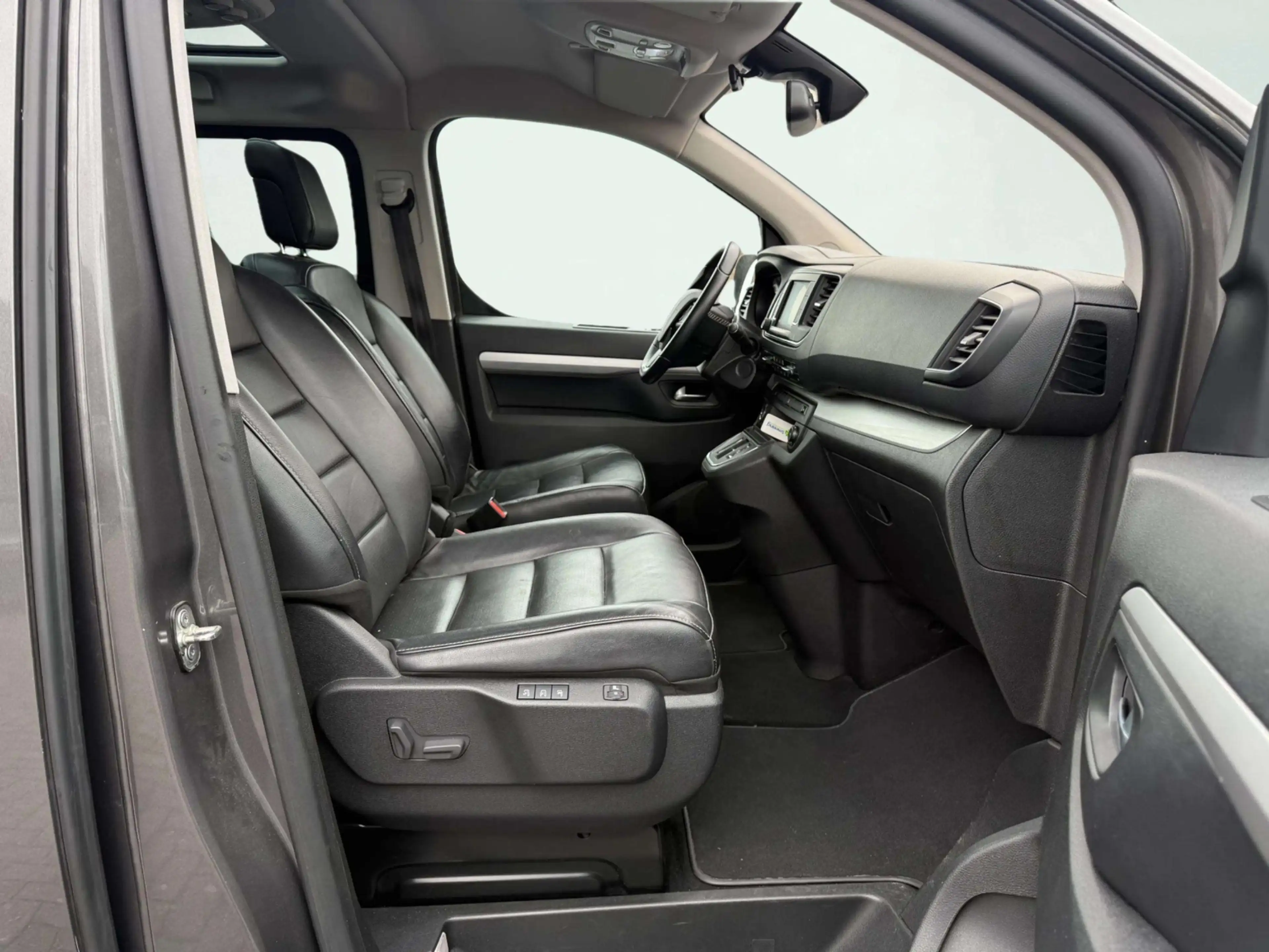 Peugeot e-Traveller 75 kWh Business Long | SOH 92% | 9 Persoons | Voll — photo 8