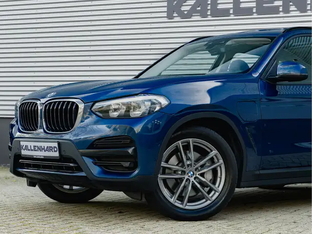 BMW X3 view 8