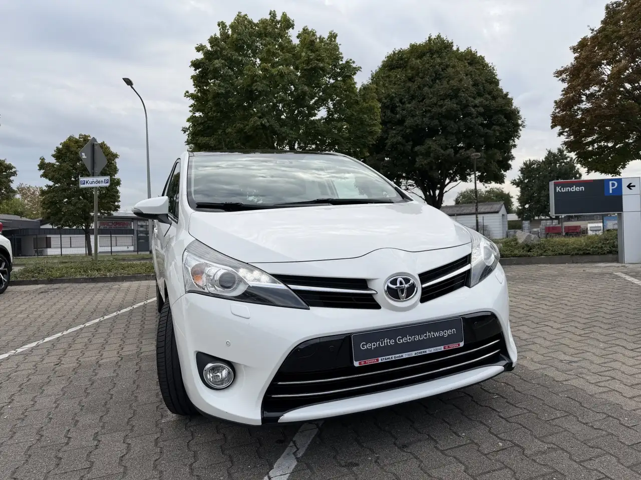 Toyota Verso Executive 7-Sitzer — photo 1 of 17