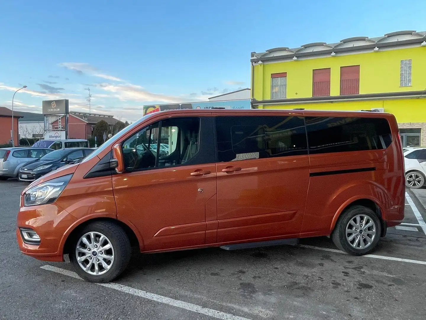 Ford Tourneo Custom 320 2.0 EcoBlue 130CV narančasta - 2