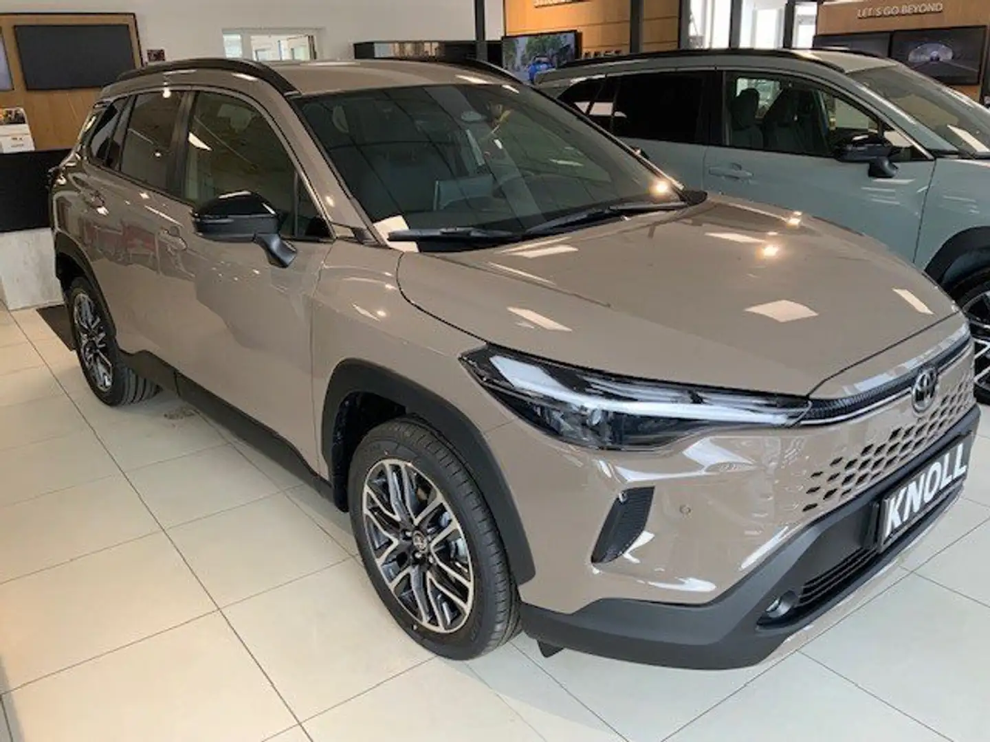 Toyota Corolla Cross 1,8 FWD Teamplayer 2WD Grau - 1