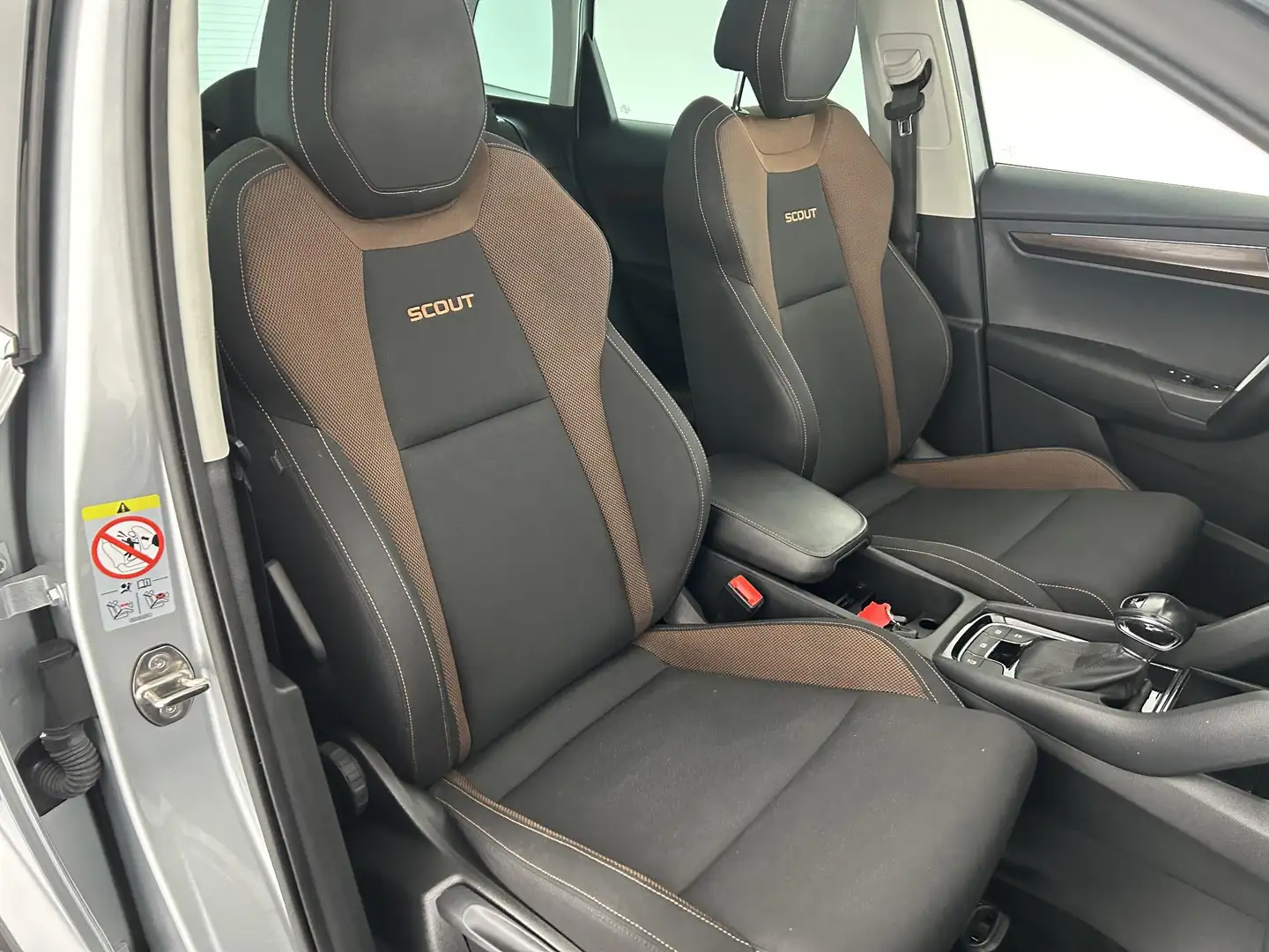 Skoda Karoq 1.5 TSI 150pk DSG ACT Scout Camera Keyless Stoelve Grijs - 2