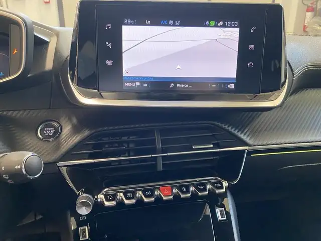 Peugeot 208 view 10