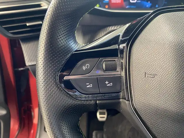 Peugeot 208 view 11
