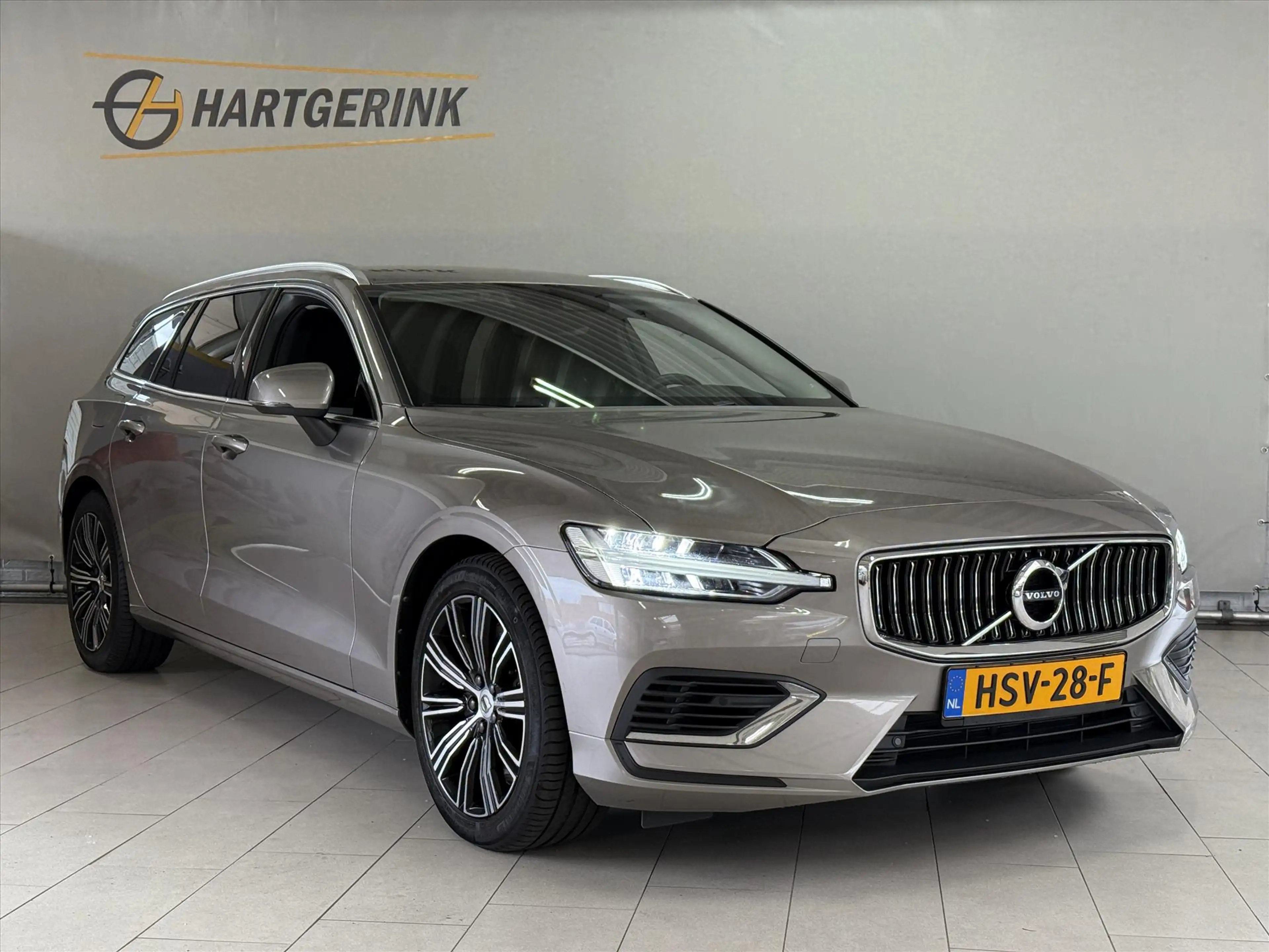 Volvo V60 2.0T6 Recharge Long Range 19 kWh AWD Inscription E — photo 3