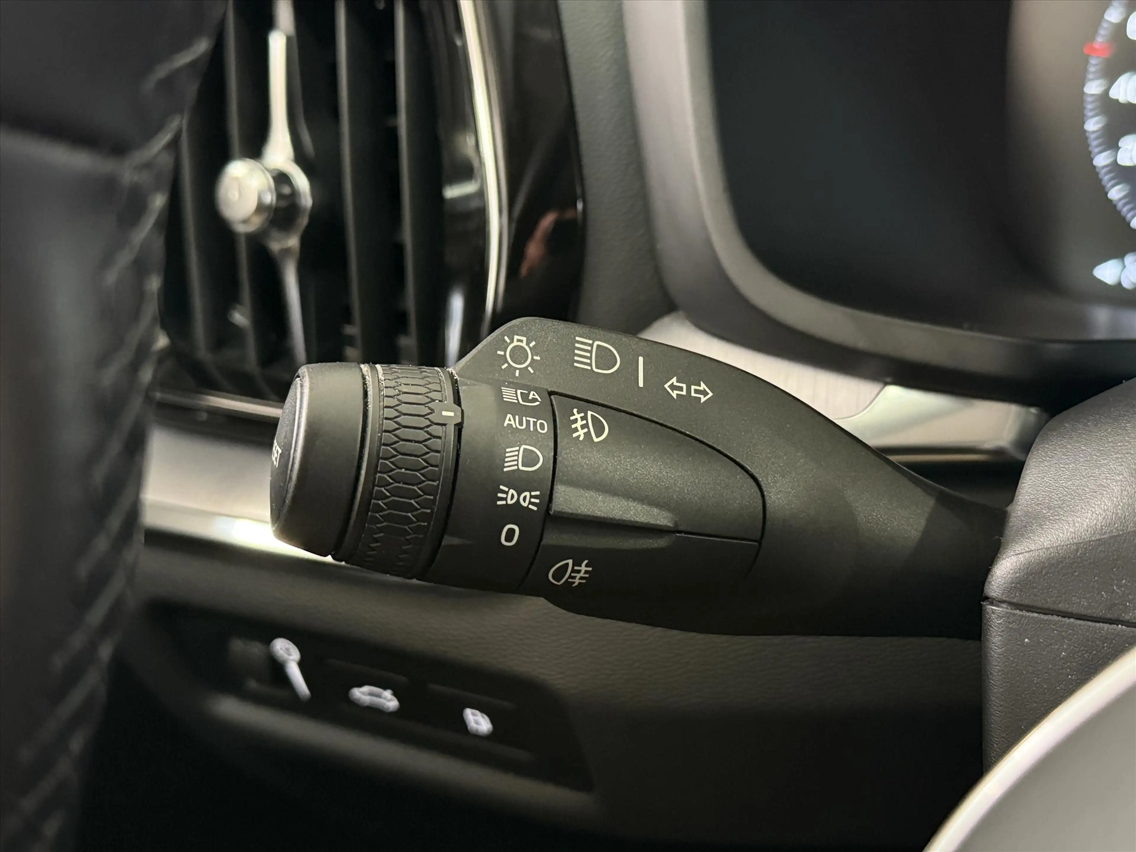 Volvo V60 2.0T6 Recharge Long Range 19 kWh AWD Inscription E — photo 15