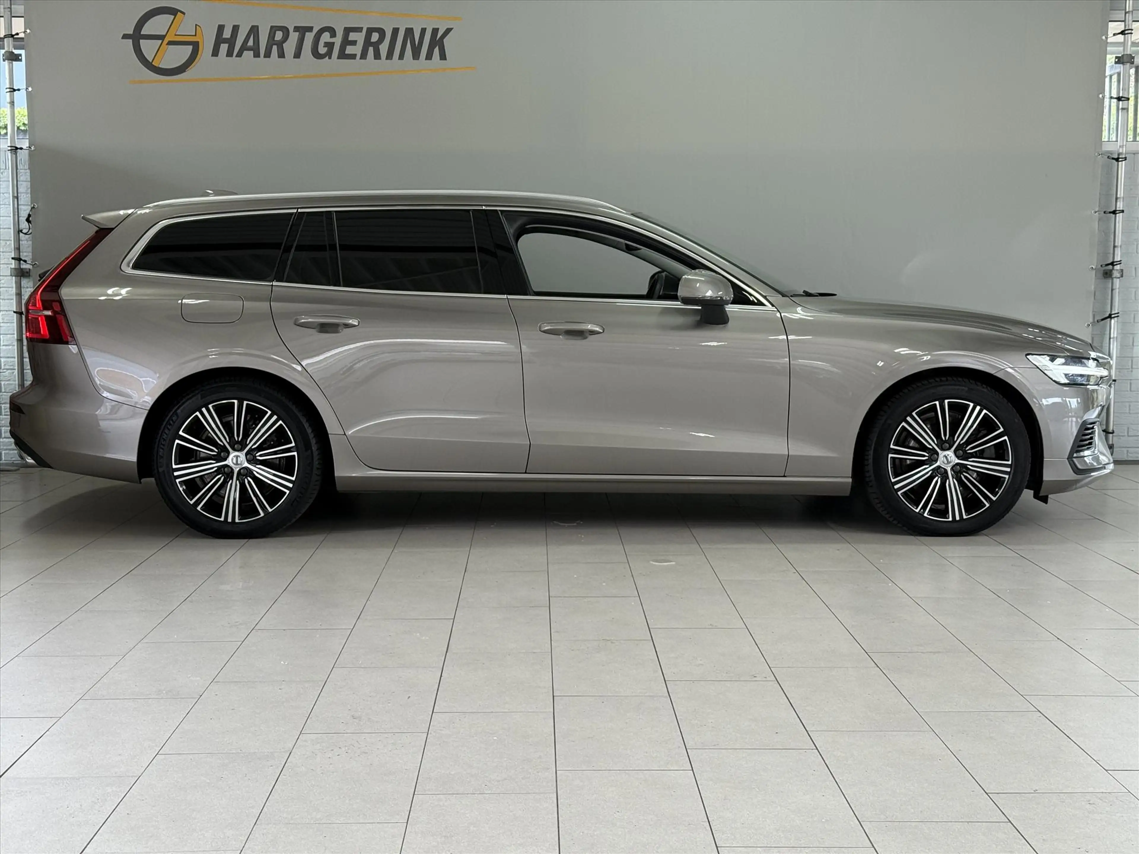 Volvo V60 2.0T6 Recharge Long Range 19 kWh AWD Inscription E — photo 4