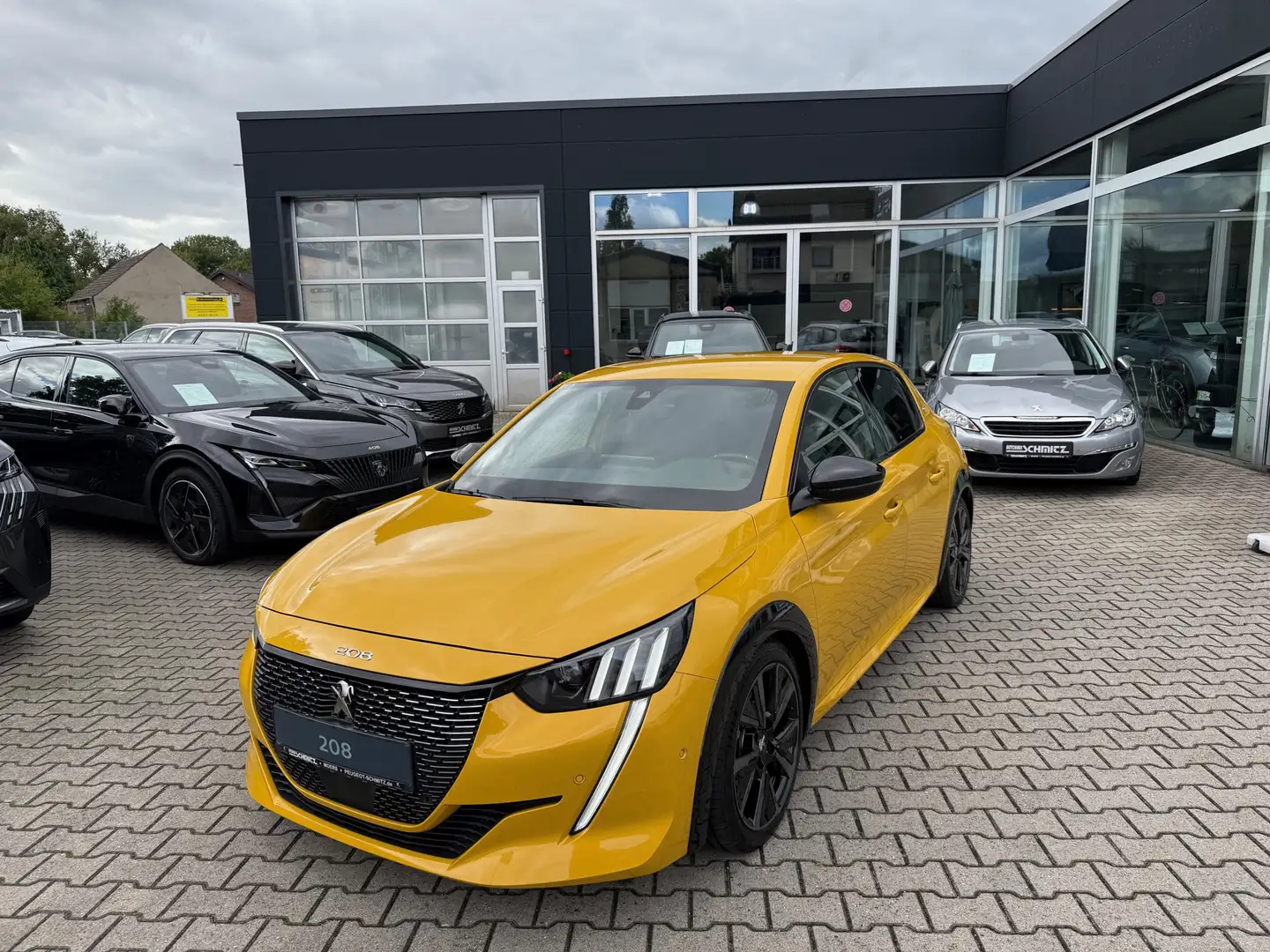 Peugeot 208 GT Pack 1.2 PT 130 EAT8, Navigation, Full-Led Sche Gelb - 1