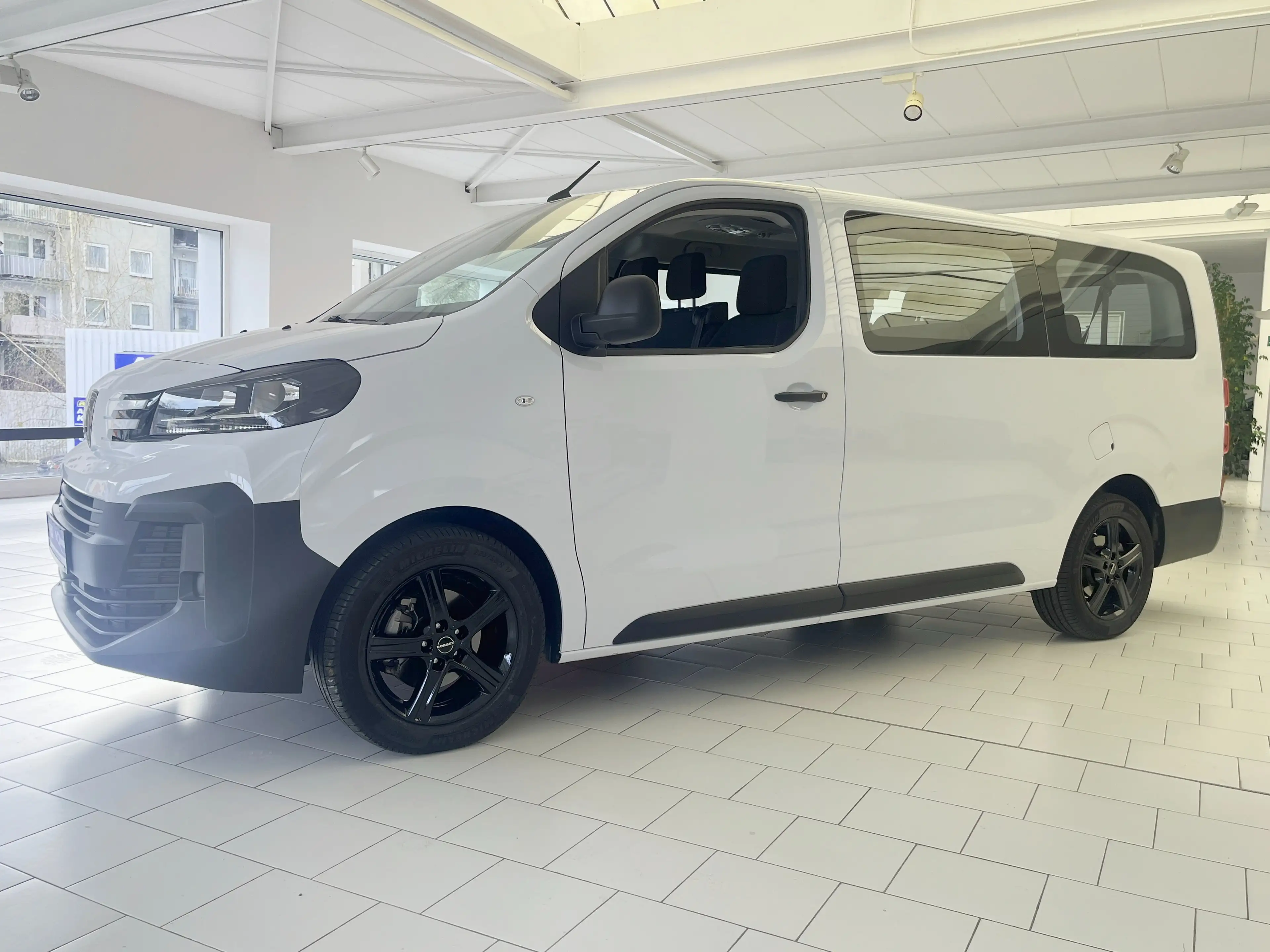 Peugeot Traveller Traveller BlueHDi 180 L3 2.0  EAT8 Active — photo 12