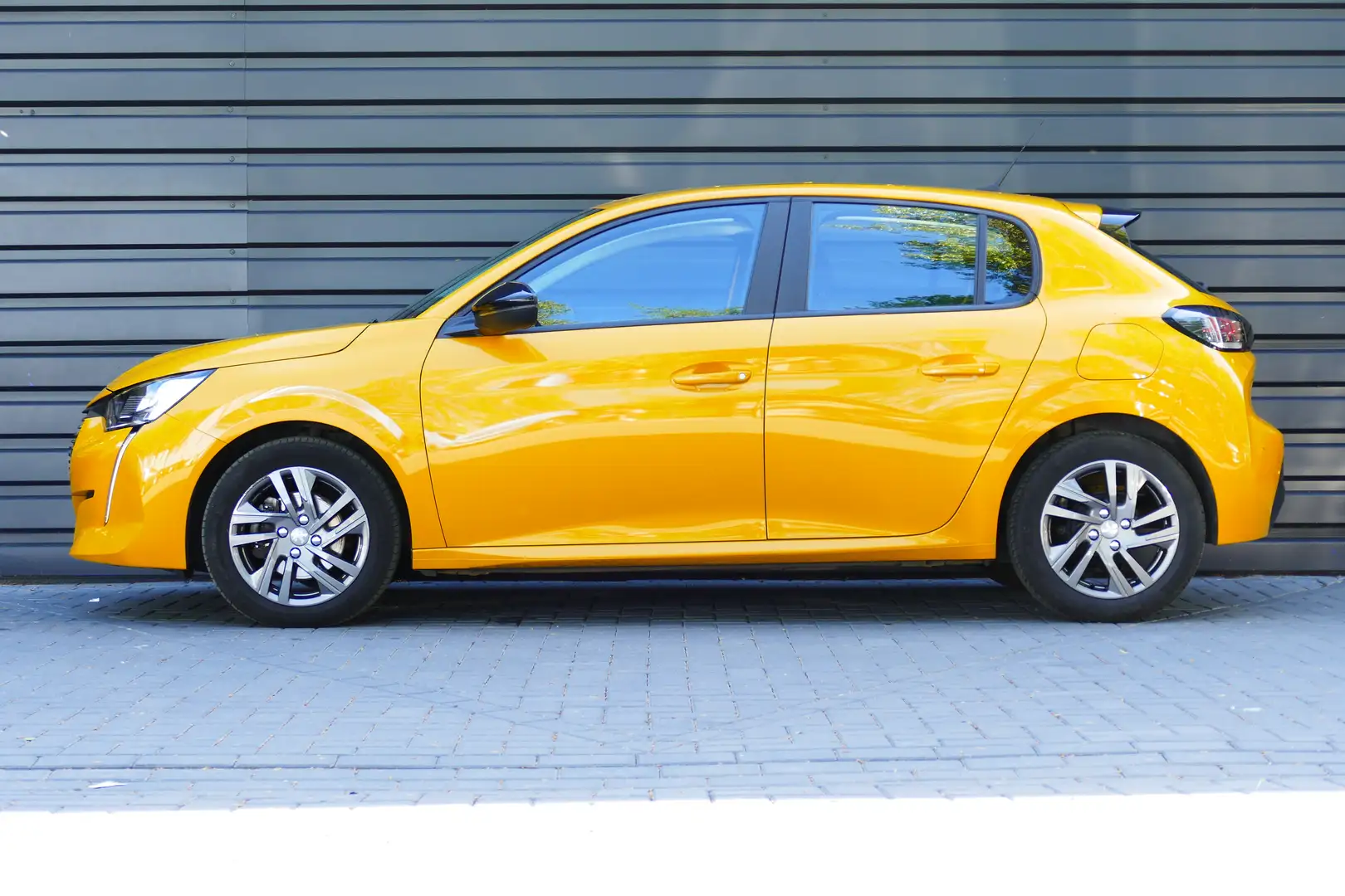 Peugeot 208 1.2 PURETECH 100PK 5-DRS ACTIVE PACK / NAVI / LED Giallo - 2
