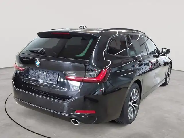 BMW 3 Series view 4