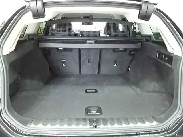 BMW 3 Series view 15