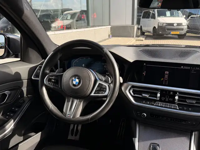 BMW 3 Series view 19