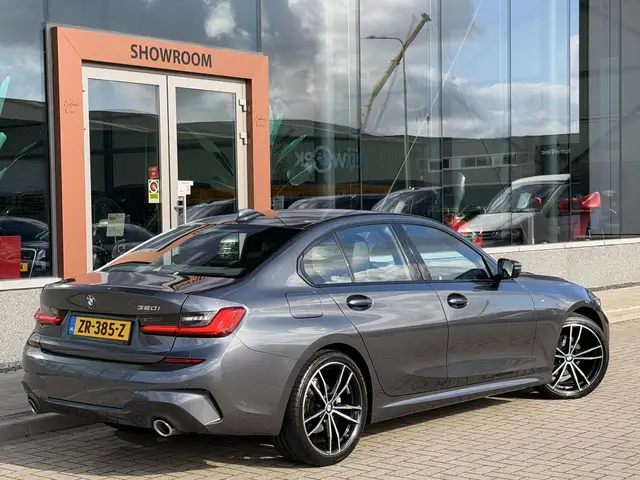 BMW 3 Series view 15