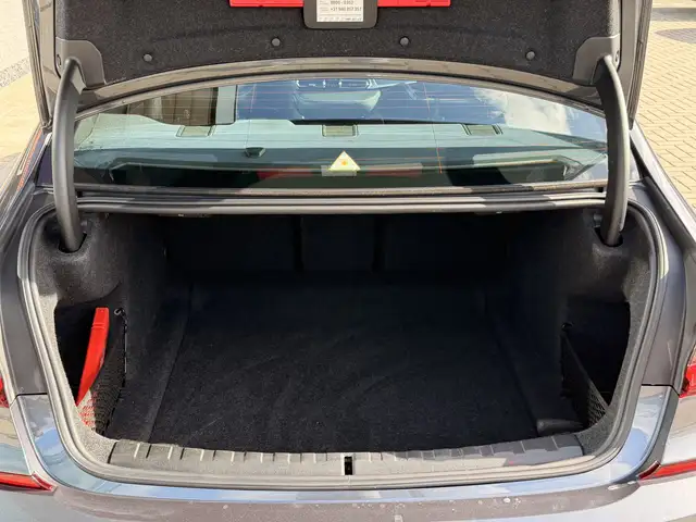 BMW 3 Series view 17
