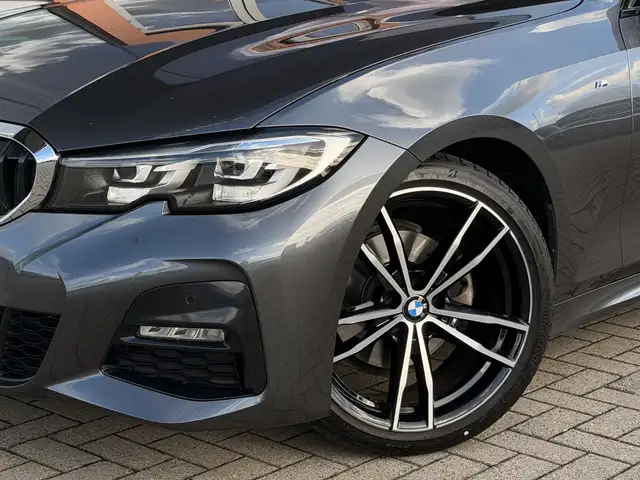 BMW 3 Series view 6