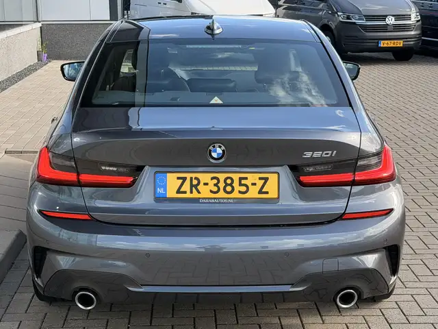 BMW 3 Series view 16