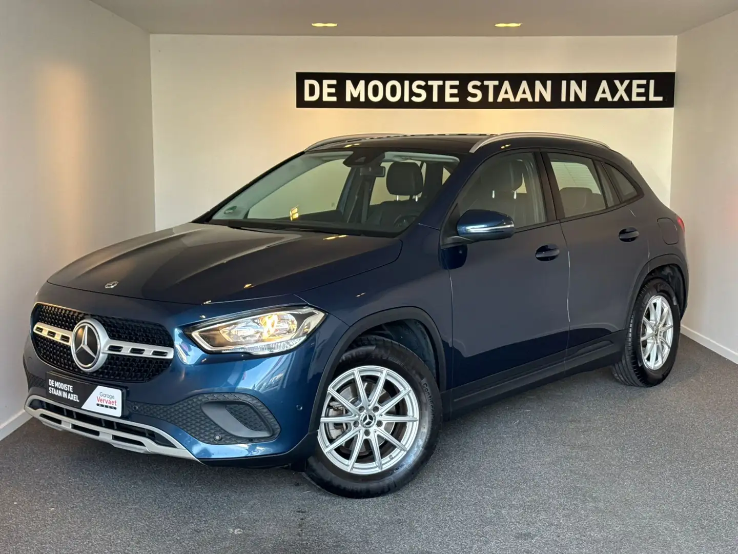 Mercedes-Benz GLA 180 Business Solution Bleu - 1