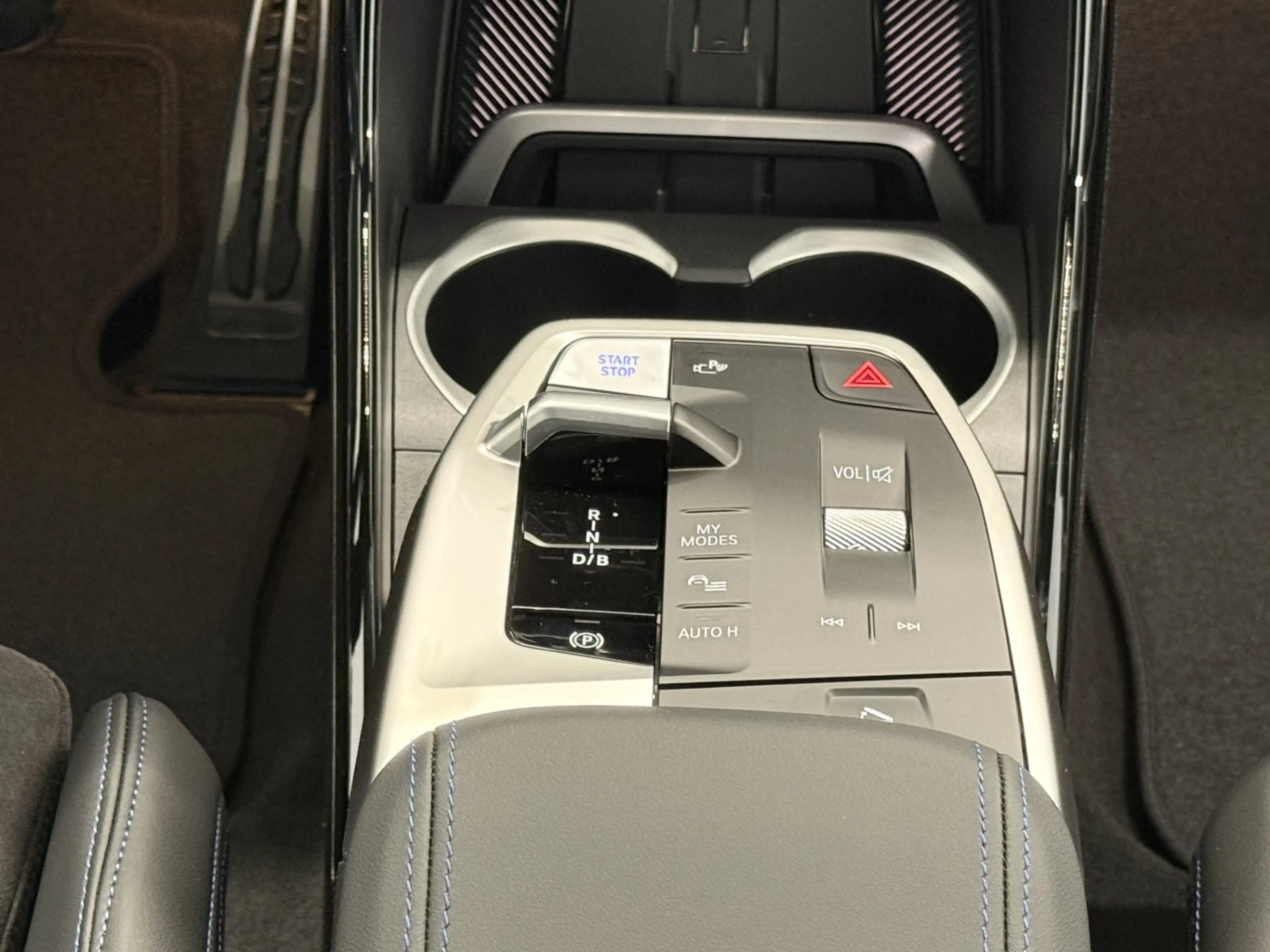 BMW iX2 eDrive20 — photo 11
