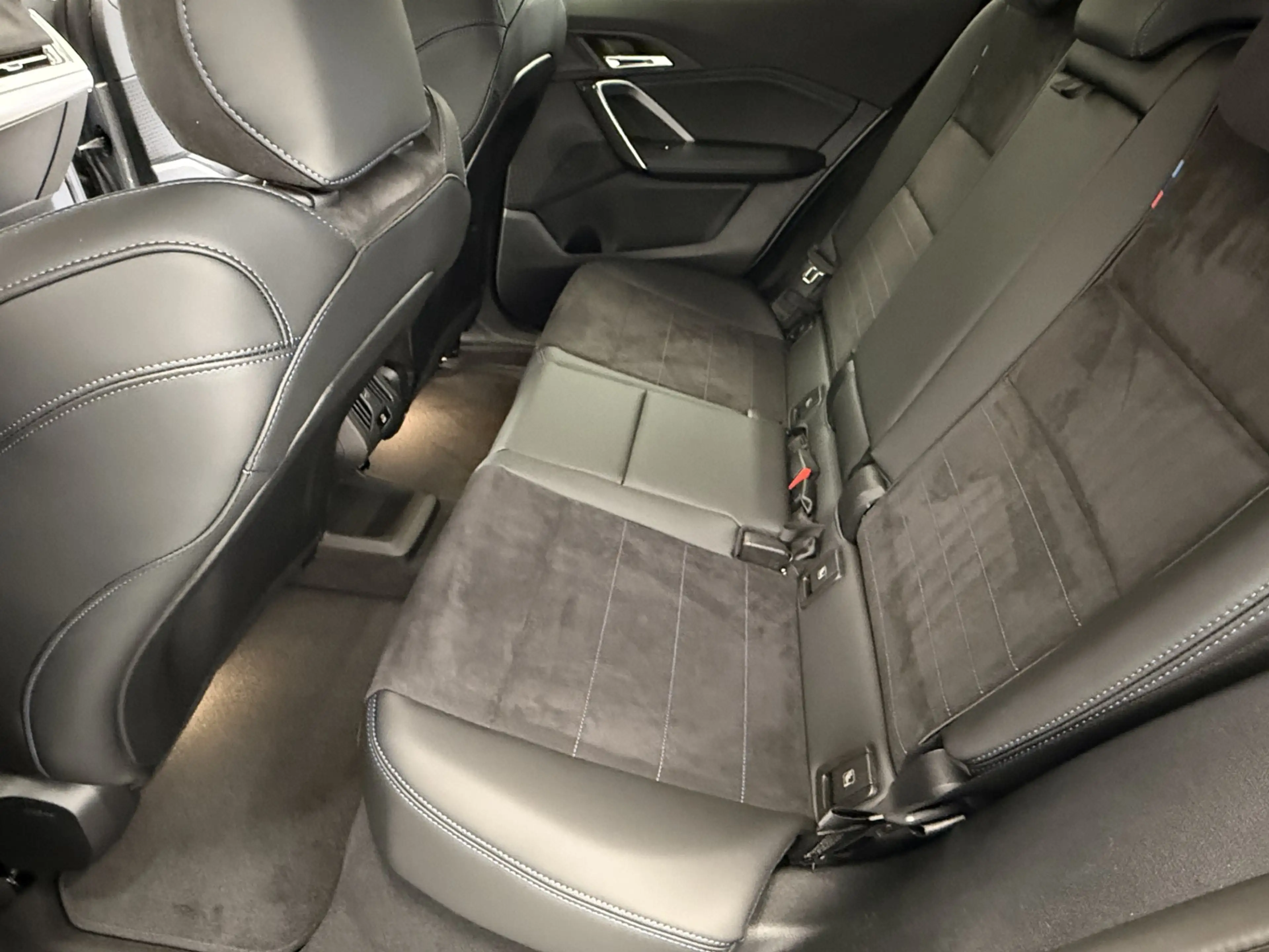 BMW iX2 eDrive20 — photo 13