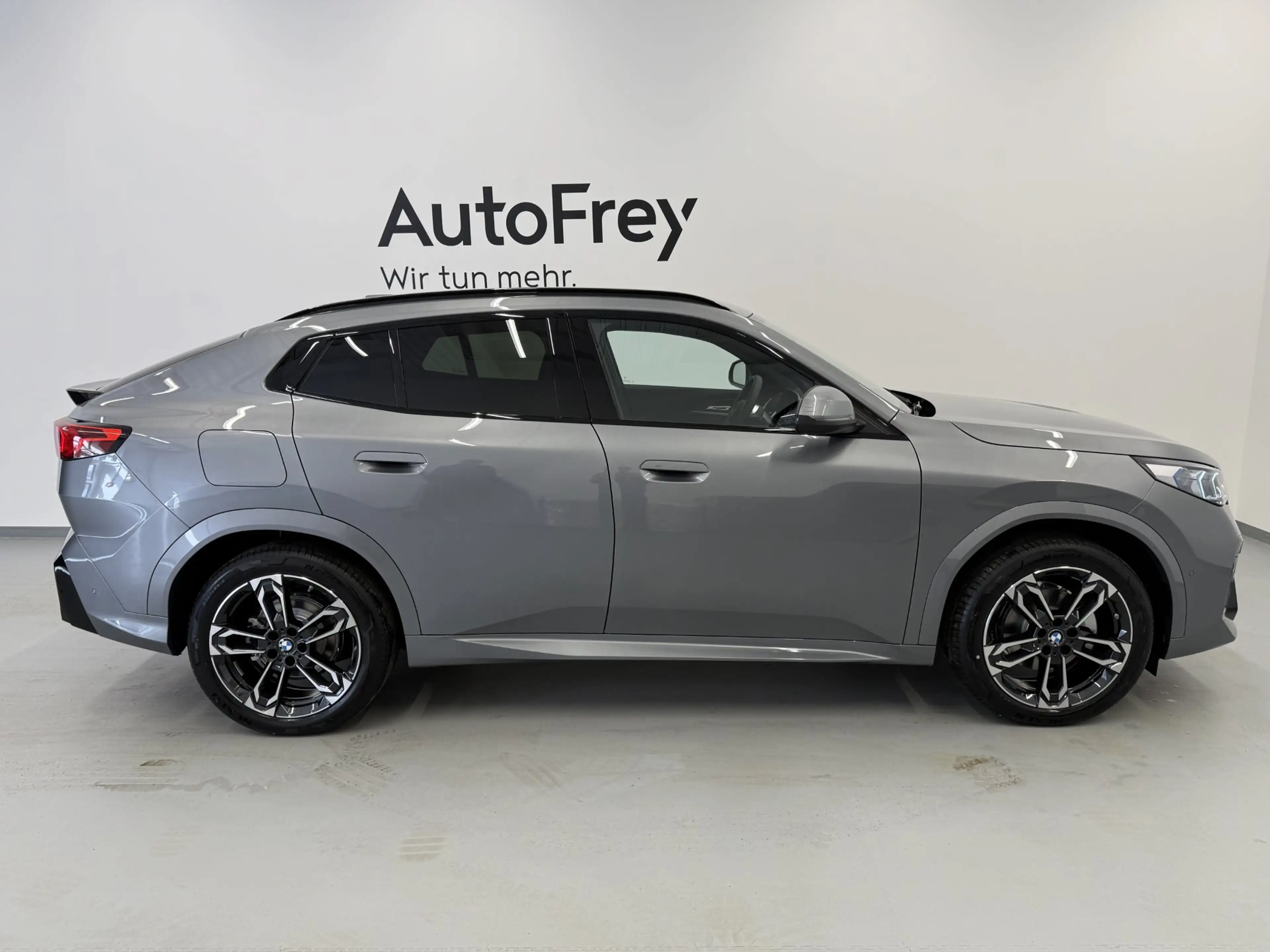 BMW iX2 eDrive20 — photo 3