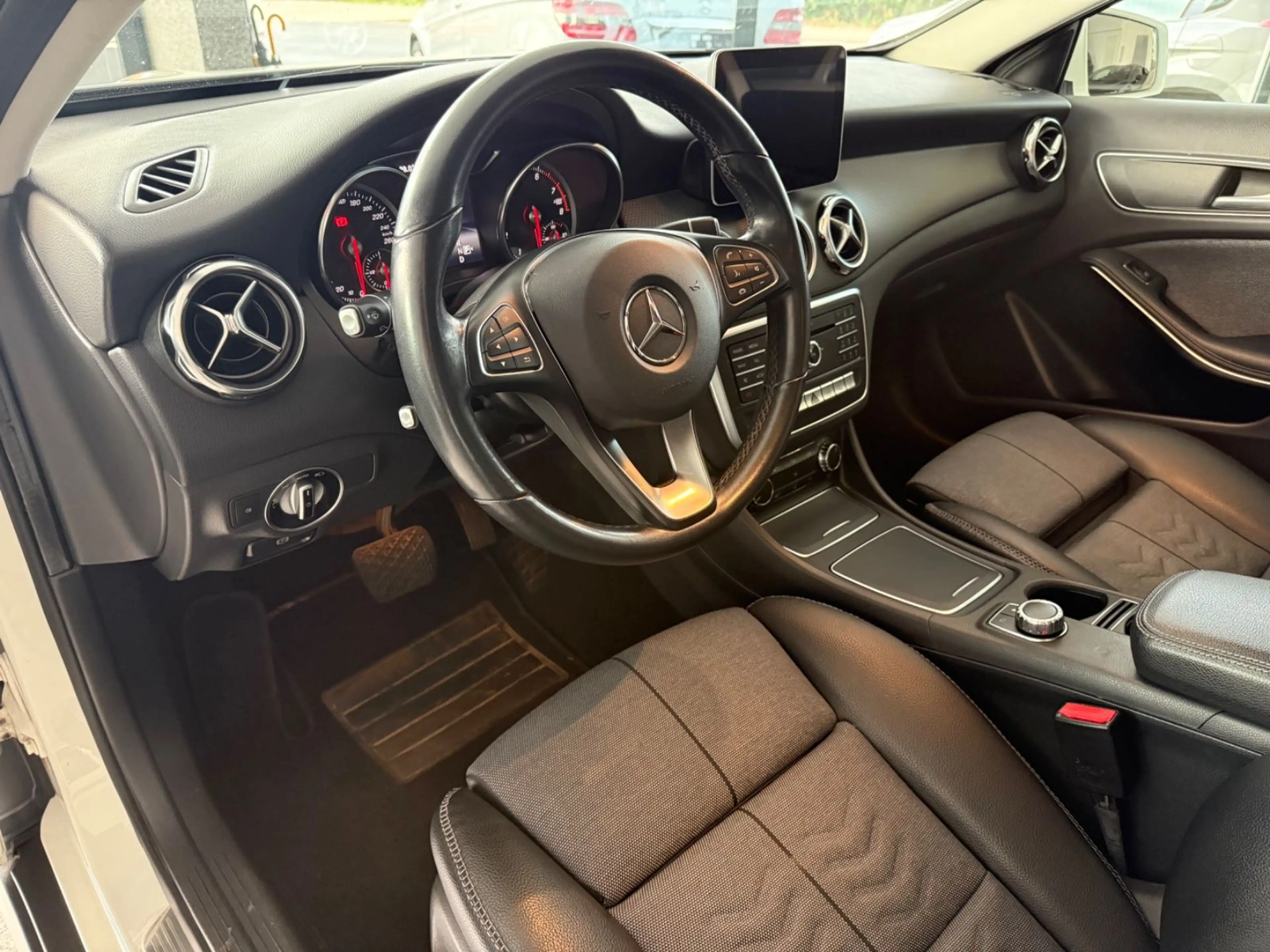 Mercedes-Benz GLA 180 Automatik Klima Kamera Tempomat SHZ — photo 11
