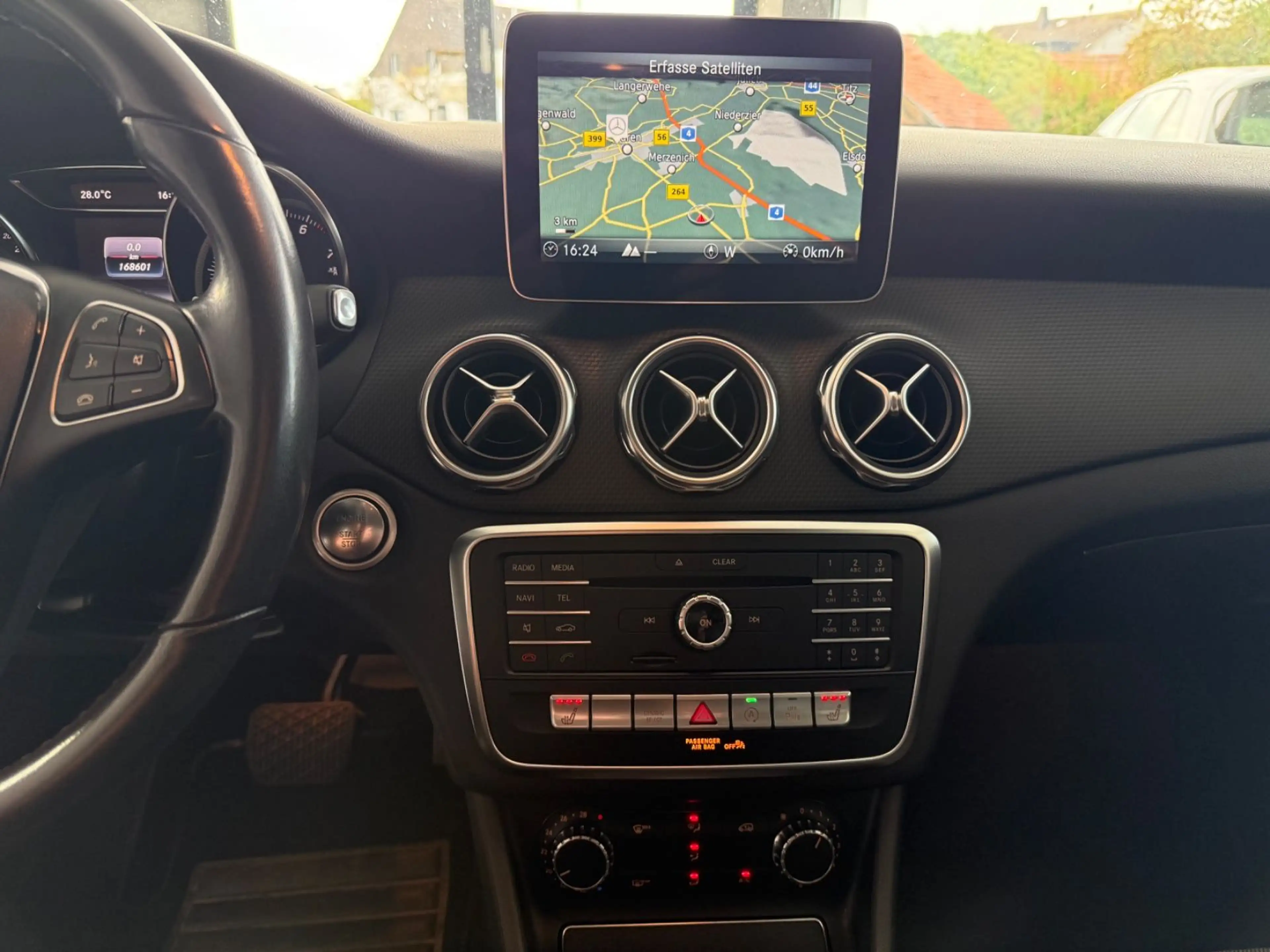 Mercedes-Benz GLA 180 Automatik Klima Kamera Tempomat SHZ — photo 15