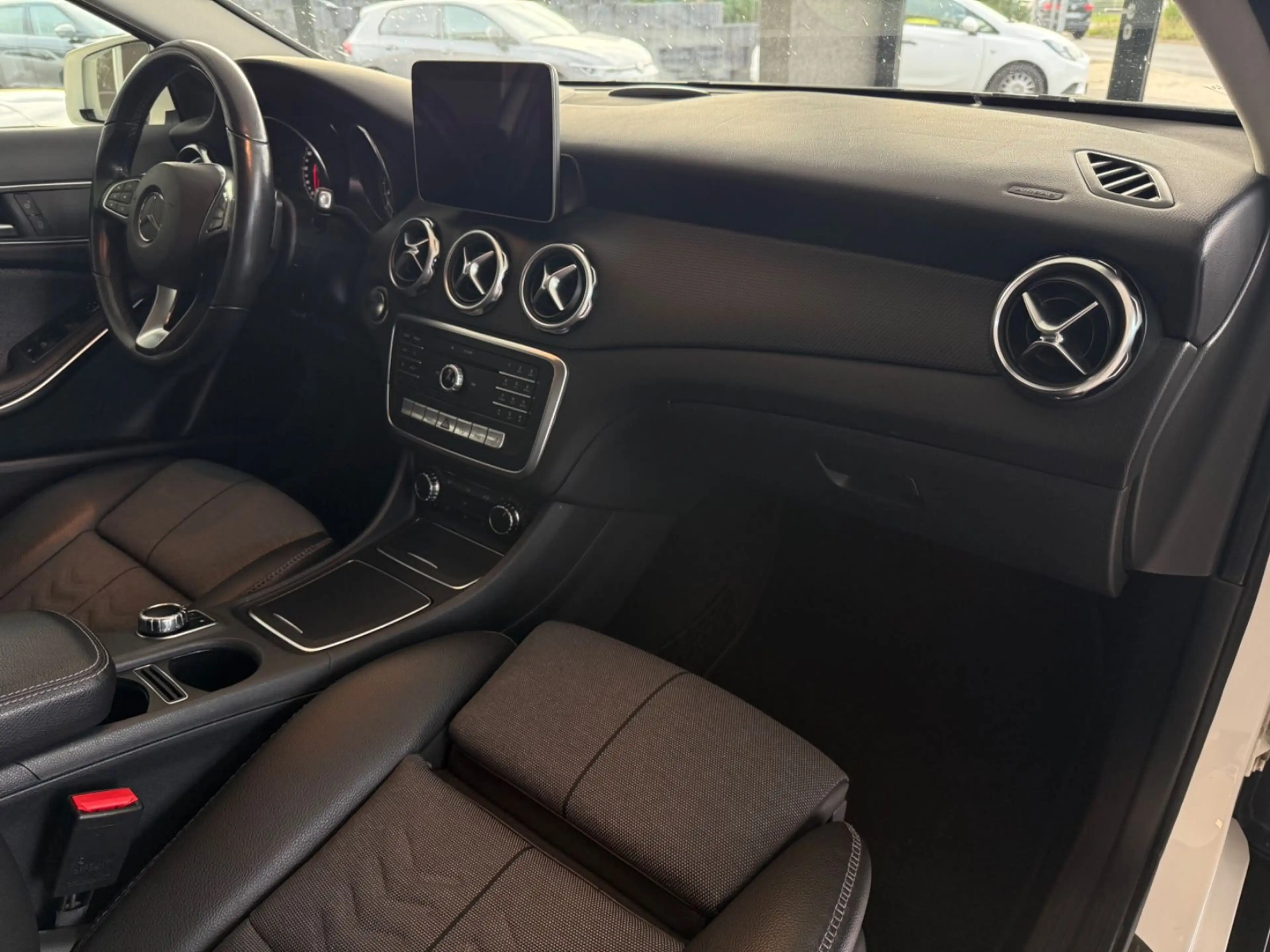 Mercedes-Benz GLA 180 Automatik Klima Kamera Tempomat SHZ — photo 13