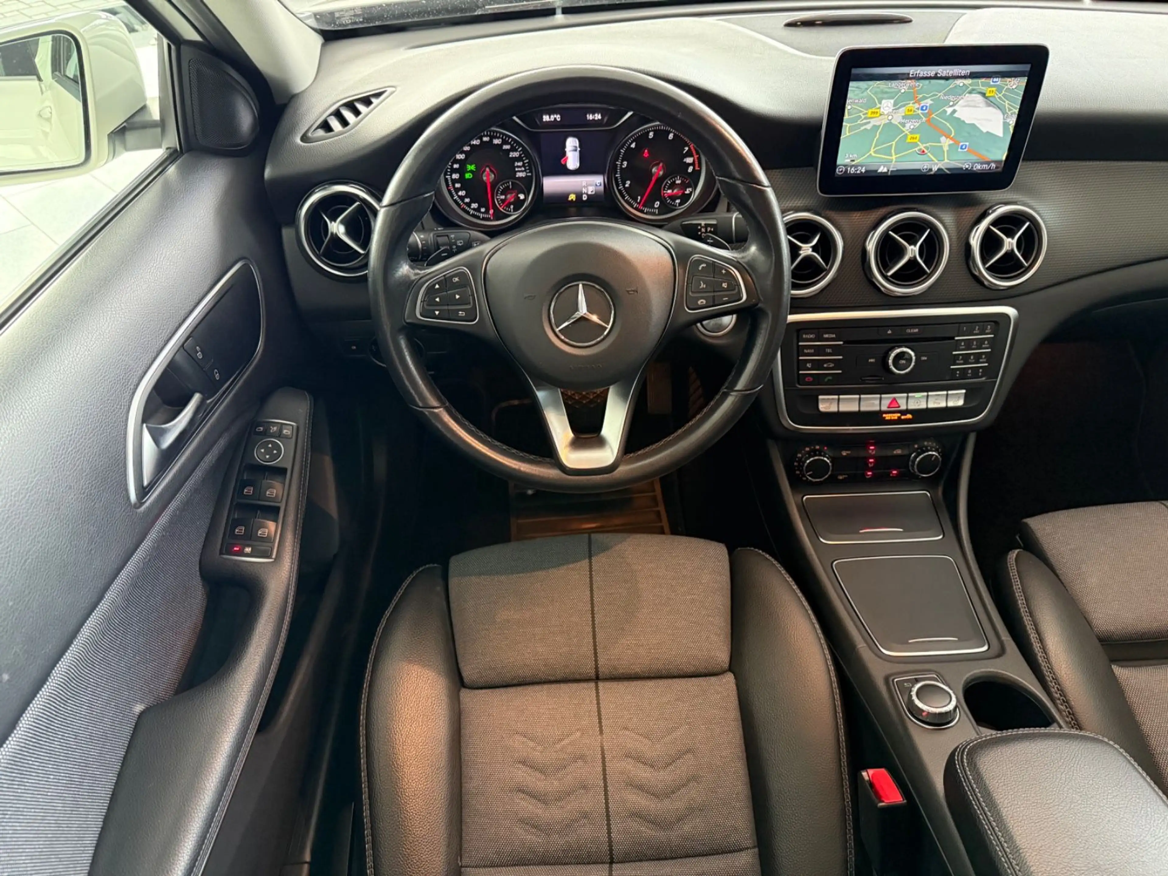 Mercedes-Benz GLA 180 Automatik Klima Kamera Tempomat SHZ — photo 2