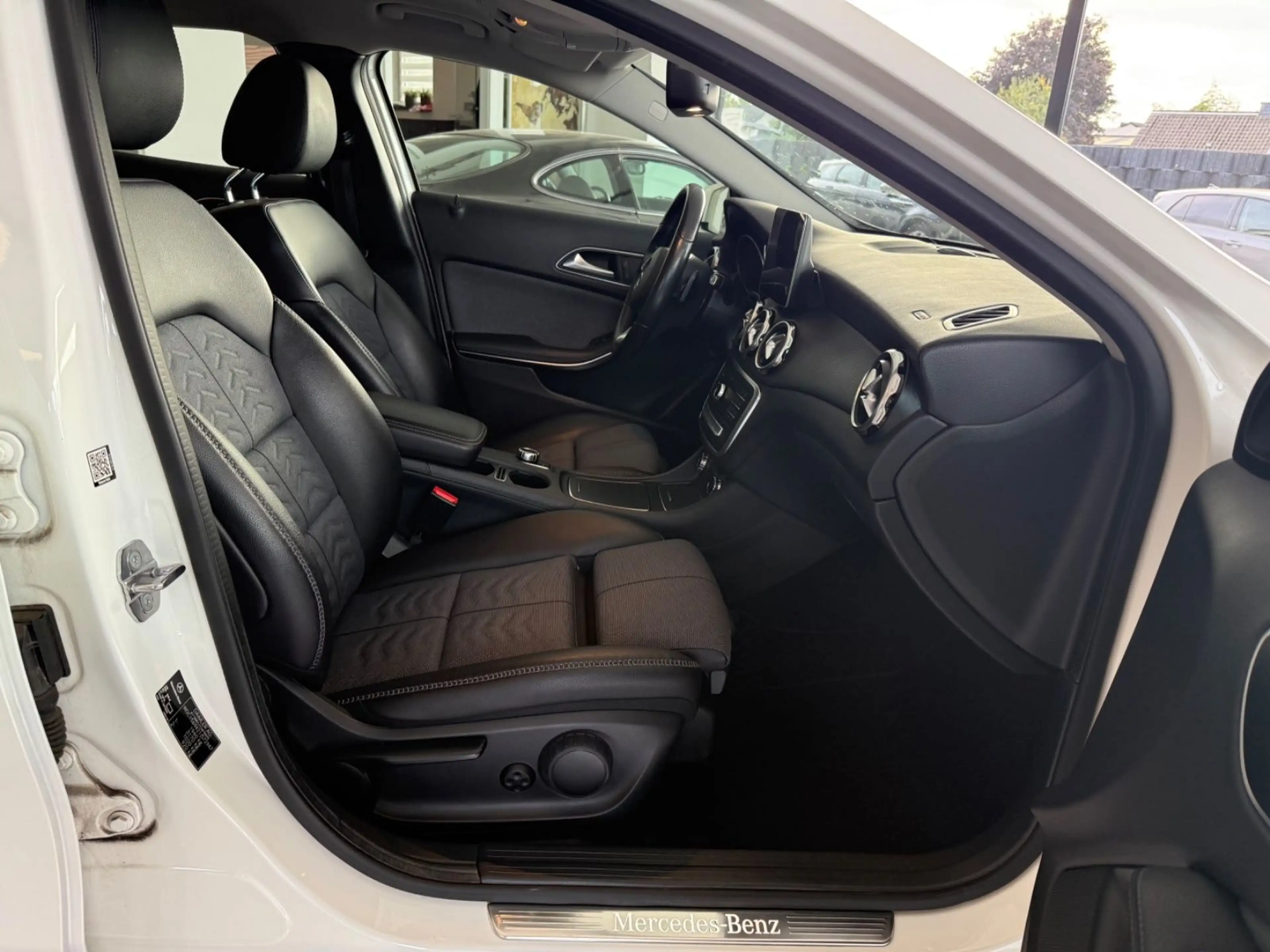 Mercedes-Benz GLA 180 Automatik Klima Kamera Tempomat SHZ — photo 14