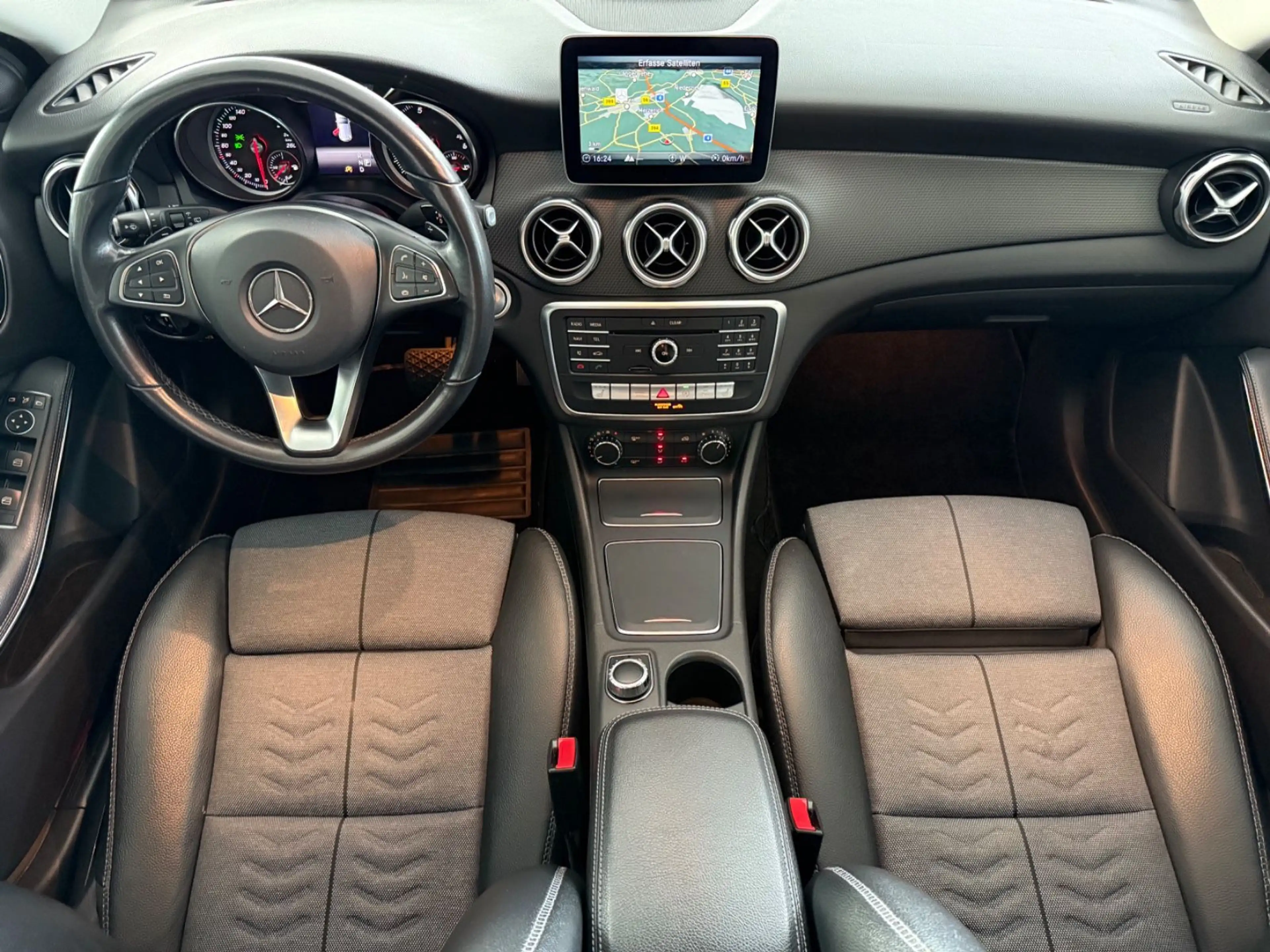 Mercedes-Benz GLA 180 Automatik Klima Kamera Tempomat SHZ — photo 12