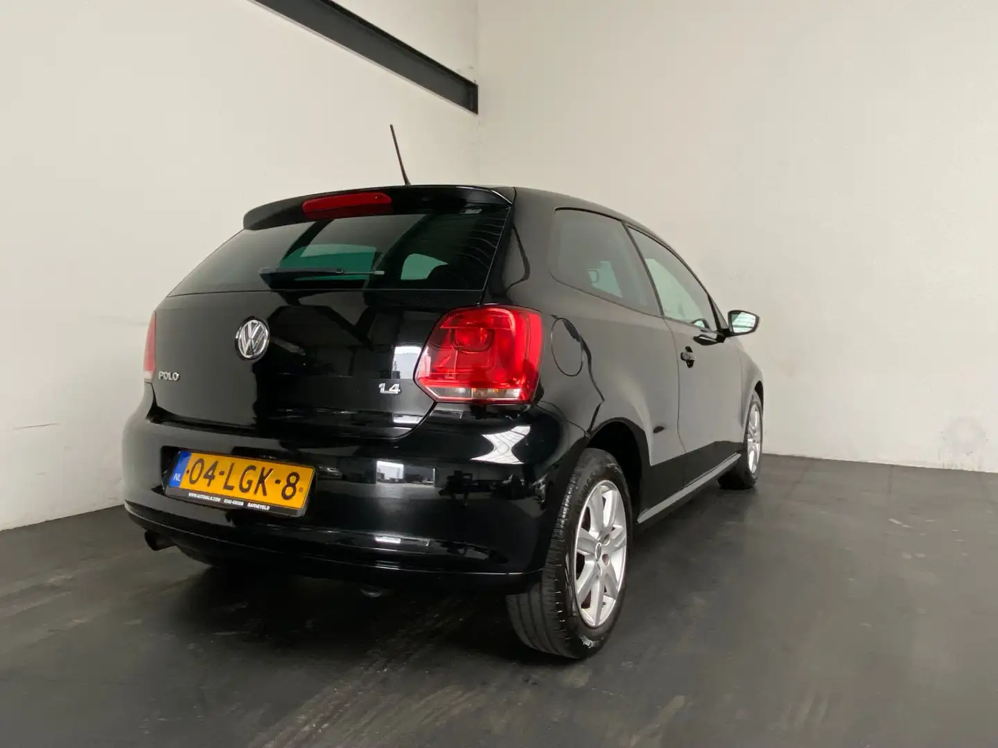 Volkswagen Polo 1.4-16V Highline. APK 04-2026! Zwart - 2