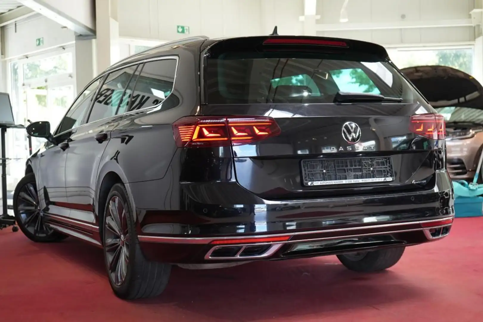Volkswagen Passat Variant 2.0 TDI 4Motion R-Line Elegance* Schwarz - 2