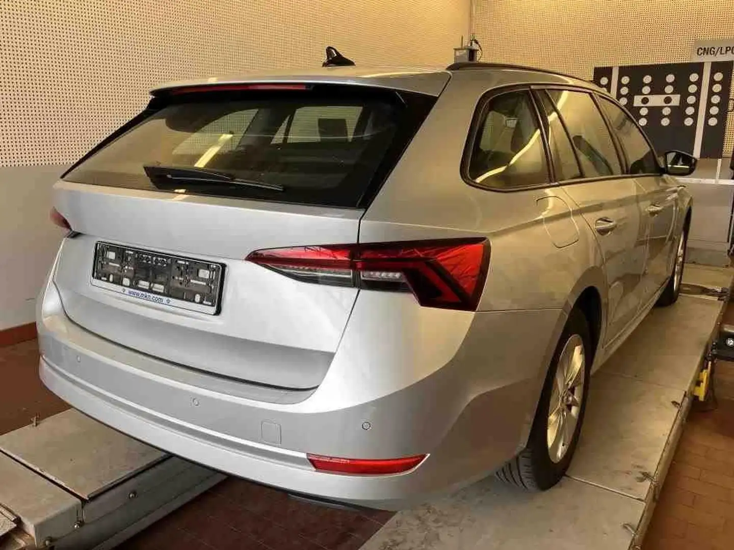 Skoda Octavia Combi Ambition2.0TDI DSG LED Navi AHK Silber - 2